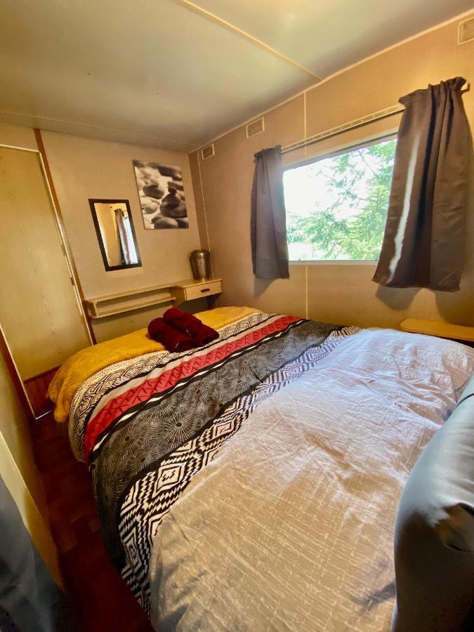 Mobilhome sous chalet en bois au calme à la ferme Josnes Extérieur photo