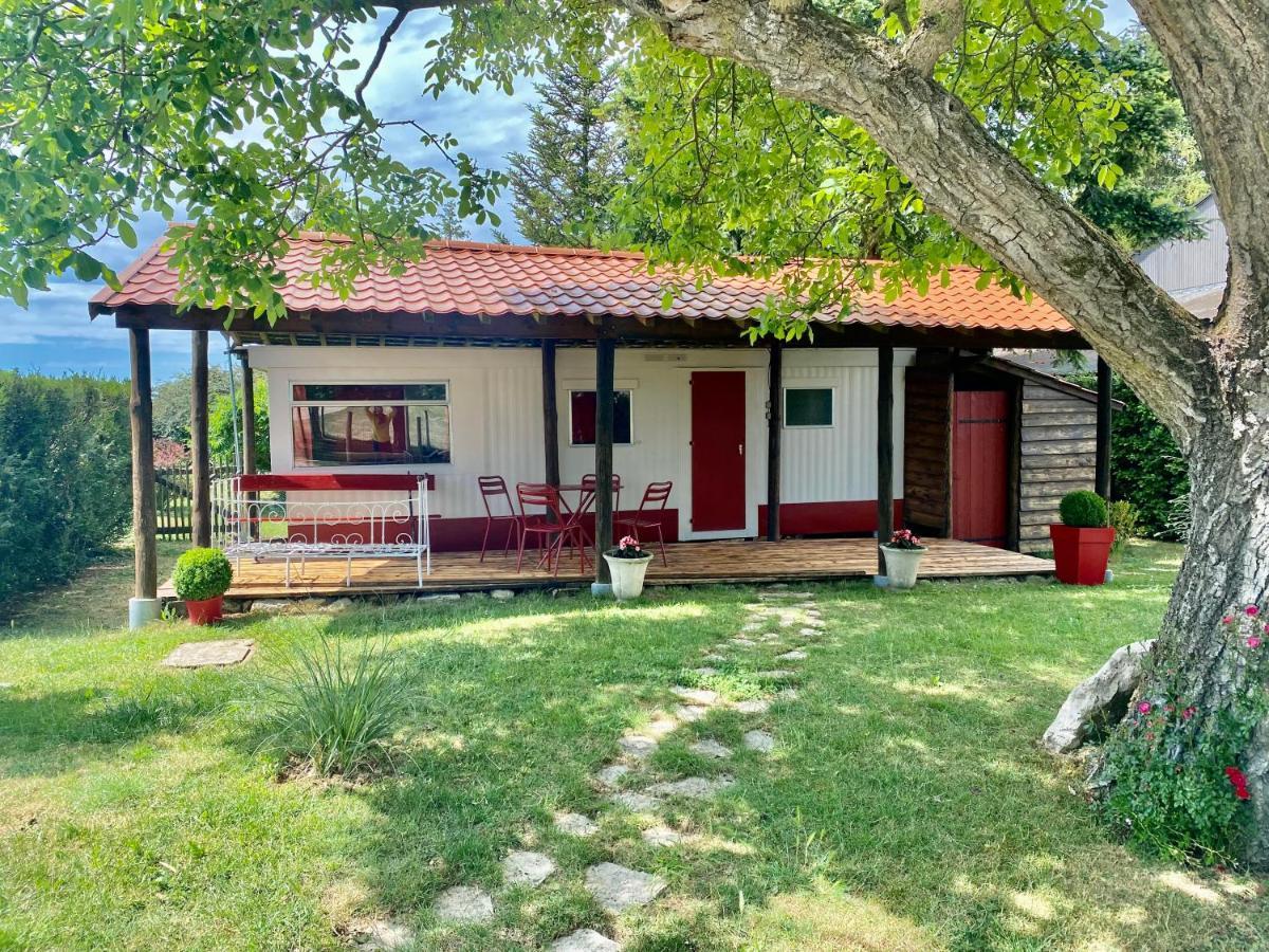 Mobilhome sous chalet en bois au calme à la ferme Josnes Extérieur photo