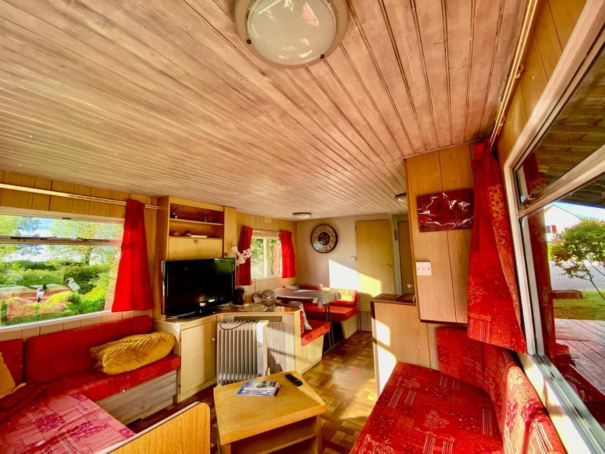 Mobilhome sous chalet en bois au calme à la ferme Josnes Extérieur photo