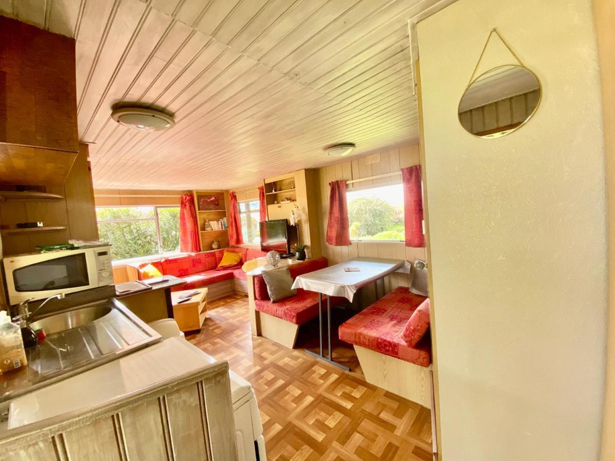 Mobilhome sous chalet en bois au calme à la ferme Josnes Extérieur photo
