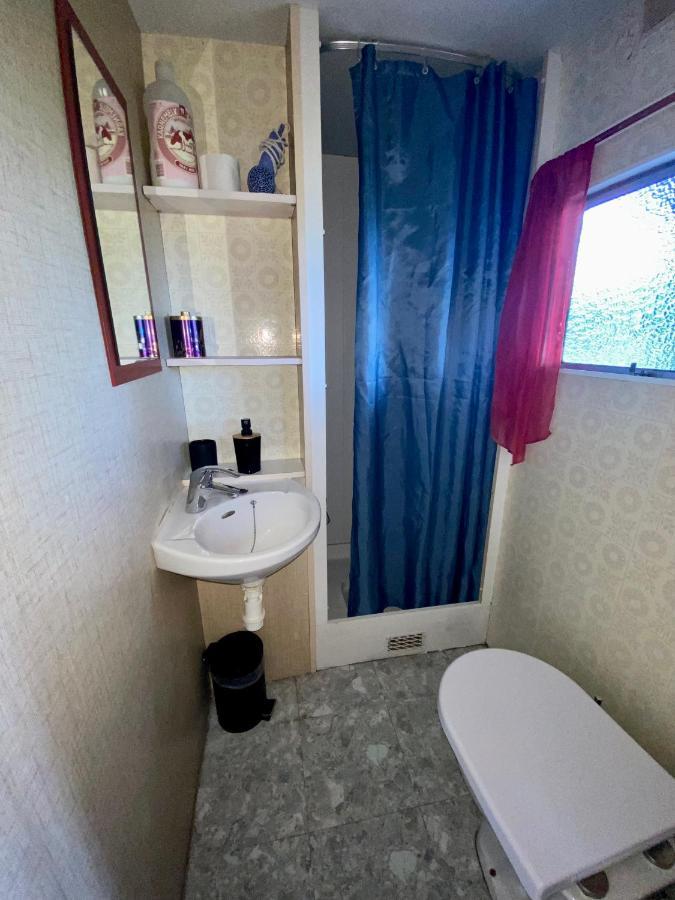 Mobilhome sous chalet en bois au calme à la ferme Josnes Extérieur photo